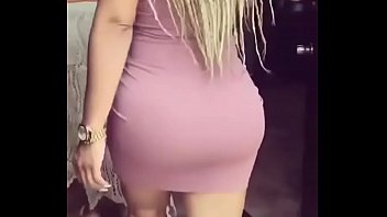 NALGONA Y PIERNUDA EN VESTIDO ROSA